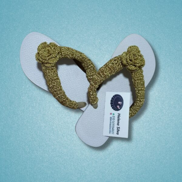 Sandália de dedo estilo Havaiana em crochê