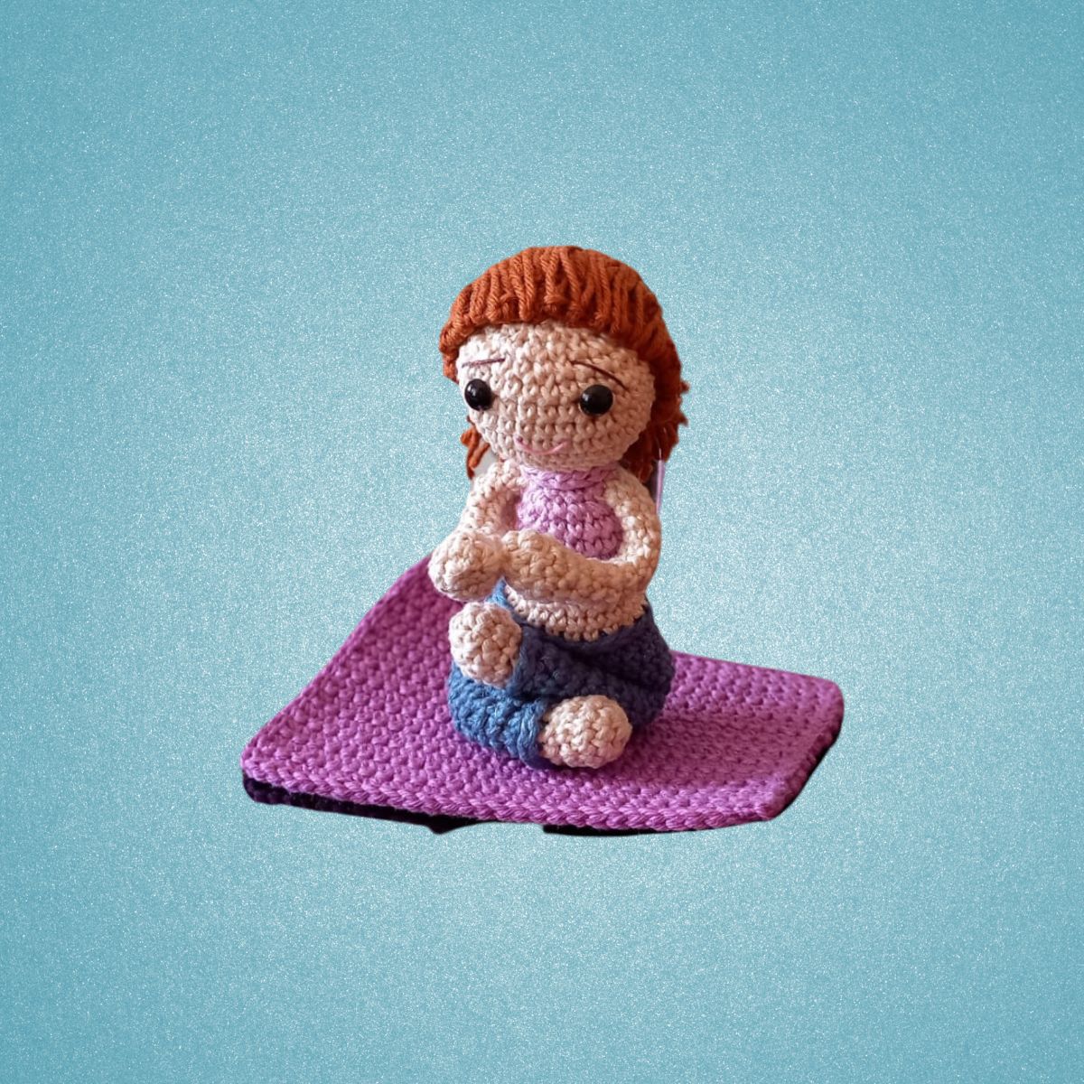 Menina em posição de Oração